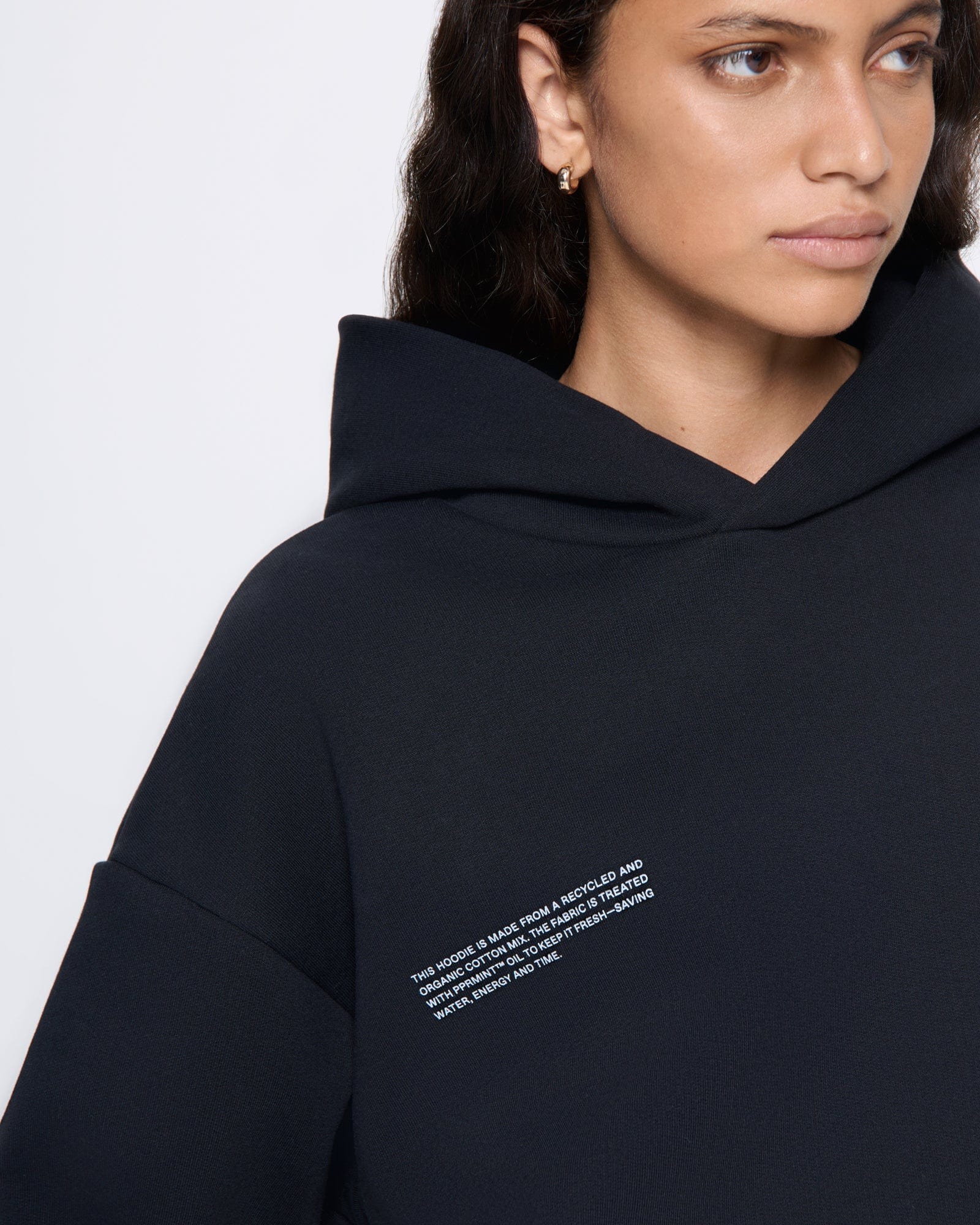 365_HEAVYWEIGHT_HOODIE_BLACK_WOMENS_DETAIL-MODEL