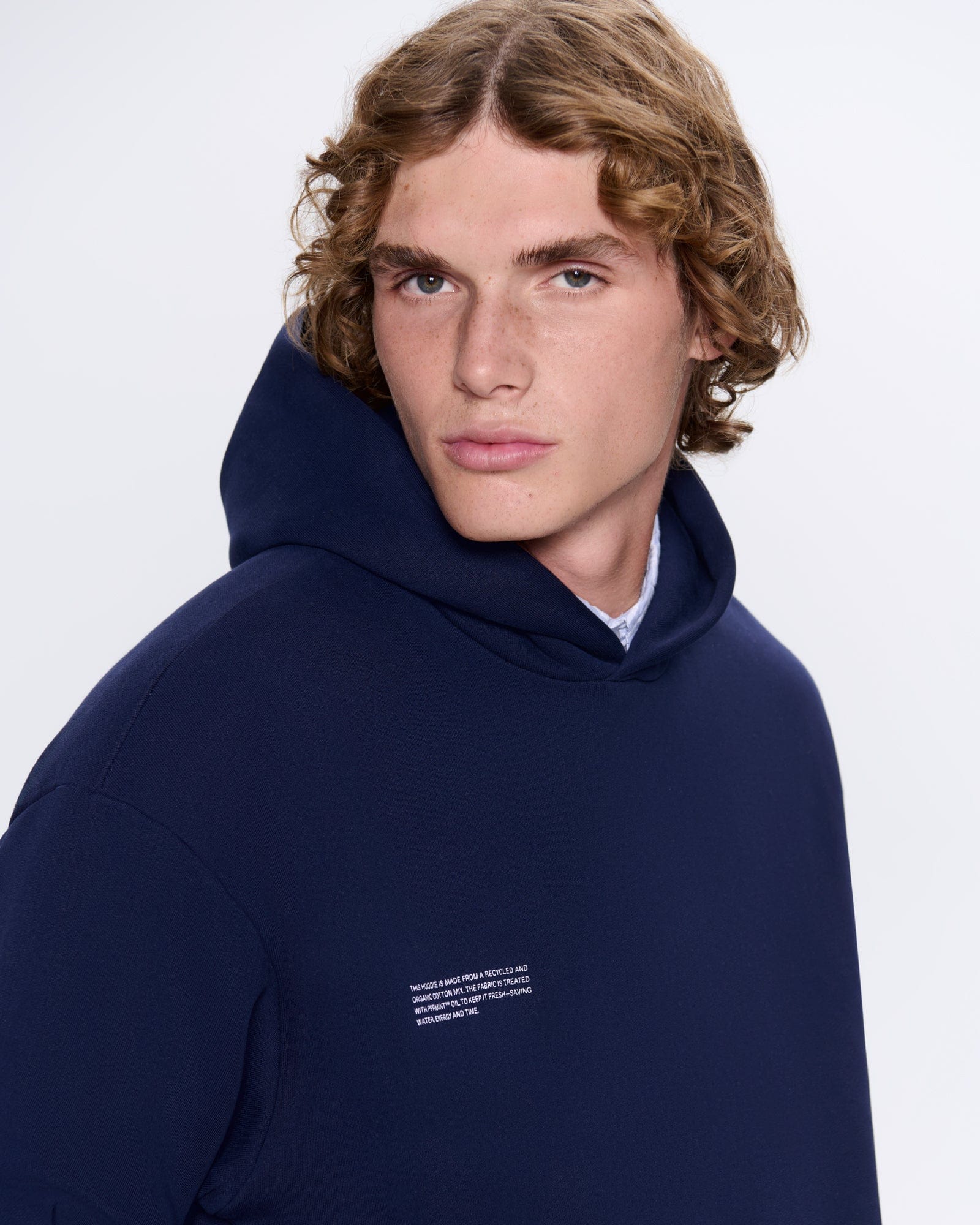 365_HEAVYWEIGHT_HOODIE_NAVY_MENS_DETAIL-MODEL