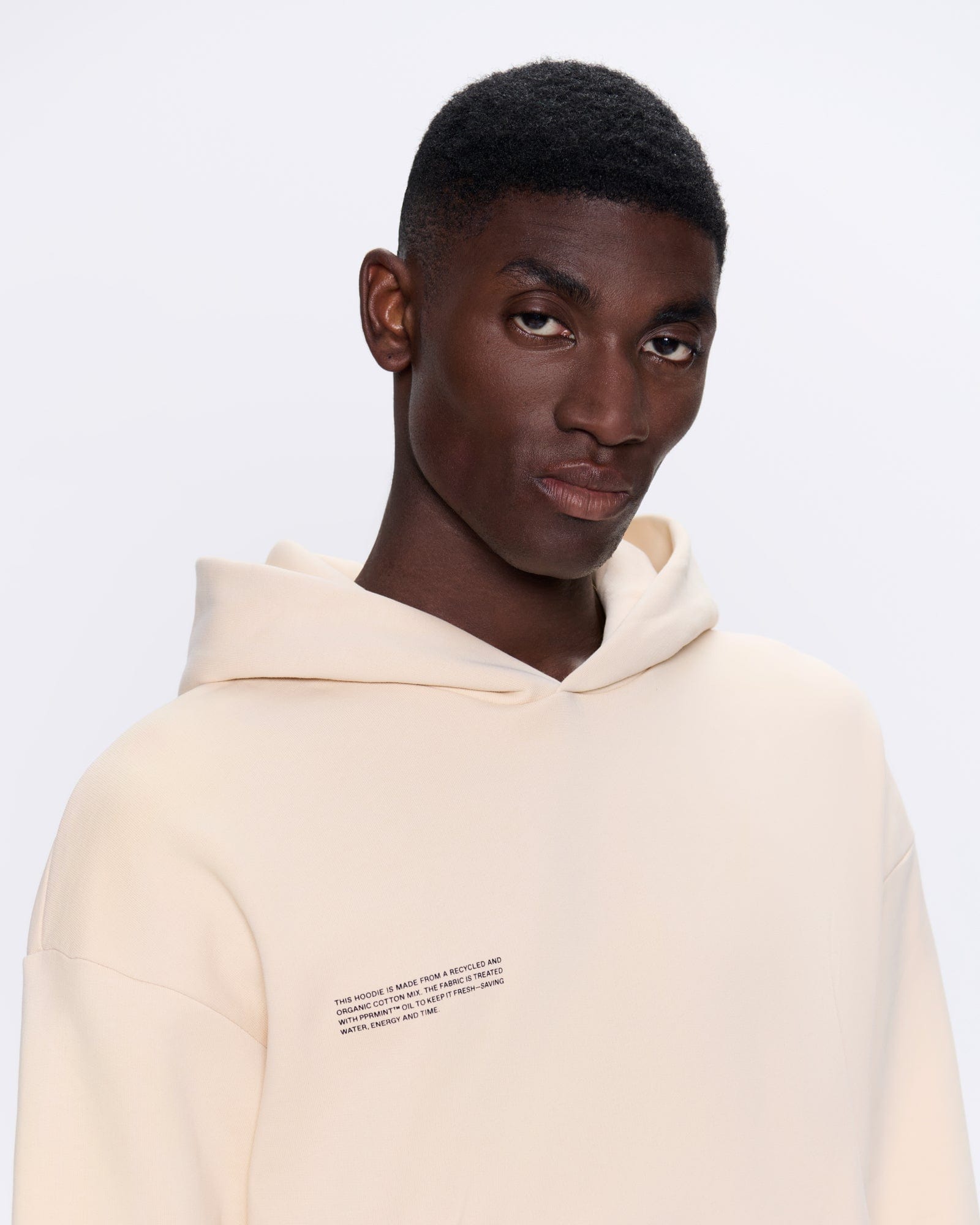 365_HEAVYWEIGHT_HOODIE_SAND_MENS_DETAIL-MODEL