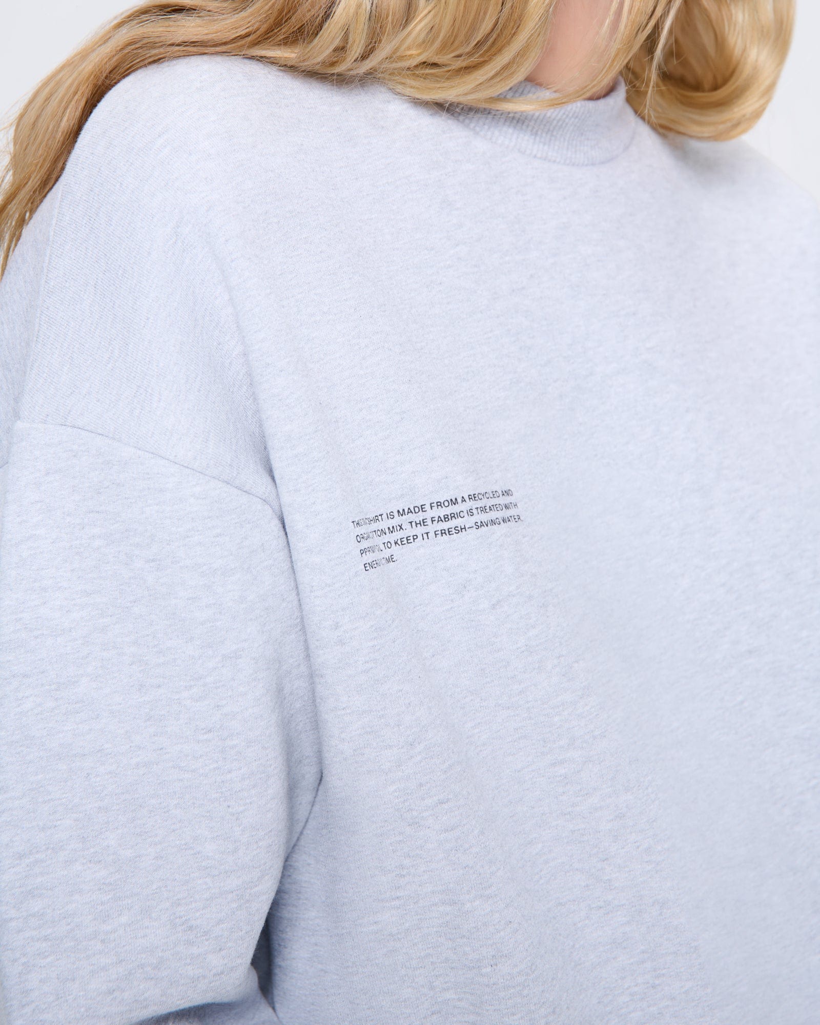 365_HEAVYWEIGHT_SWEATSHIRT_GREY-MARL_WOMENS_DETAIL-MODEL