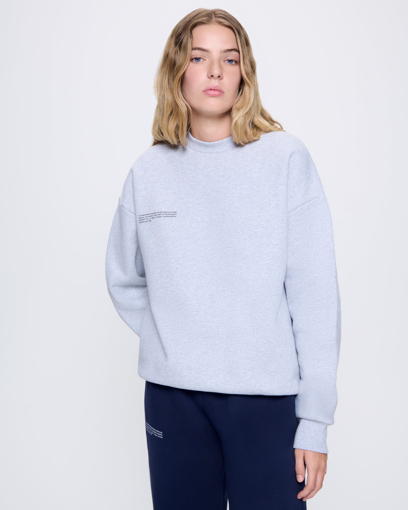 365_HEAVYWEIGHT_SWEATSHIRT_GREY-MARL_WOMENS_FRONT-MODEL