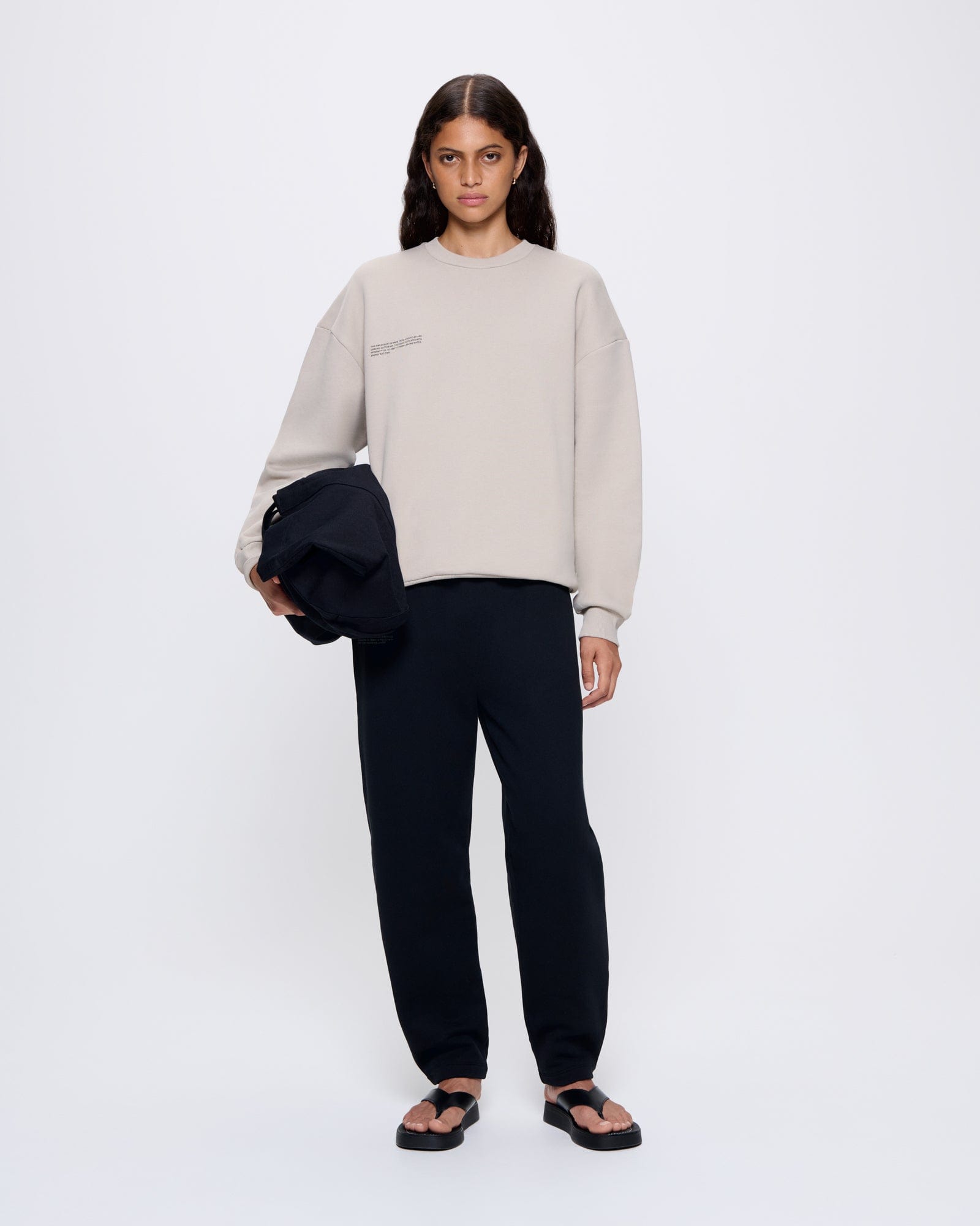 365_HEAVYWEIGHT_SWEATSHIRT_STONE_WOMENS_LEAD-MODEL