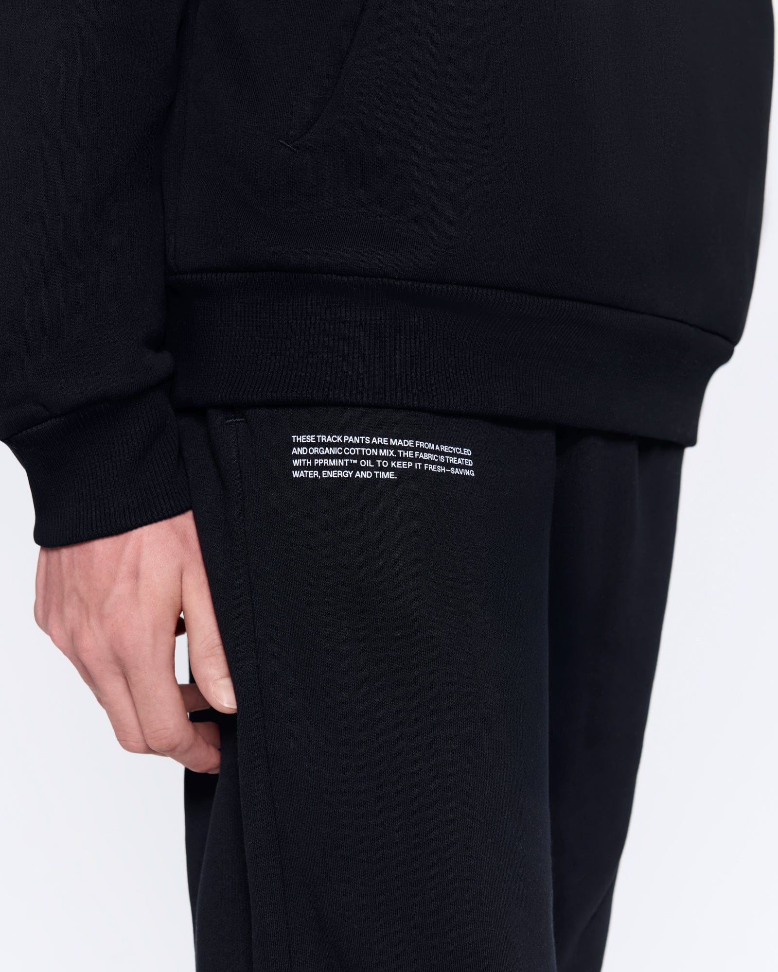 365_HEAVYWEIGHT_TRACK_PANTS_BLACK_MENS_DETAIL-MODEL