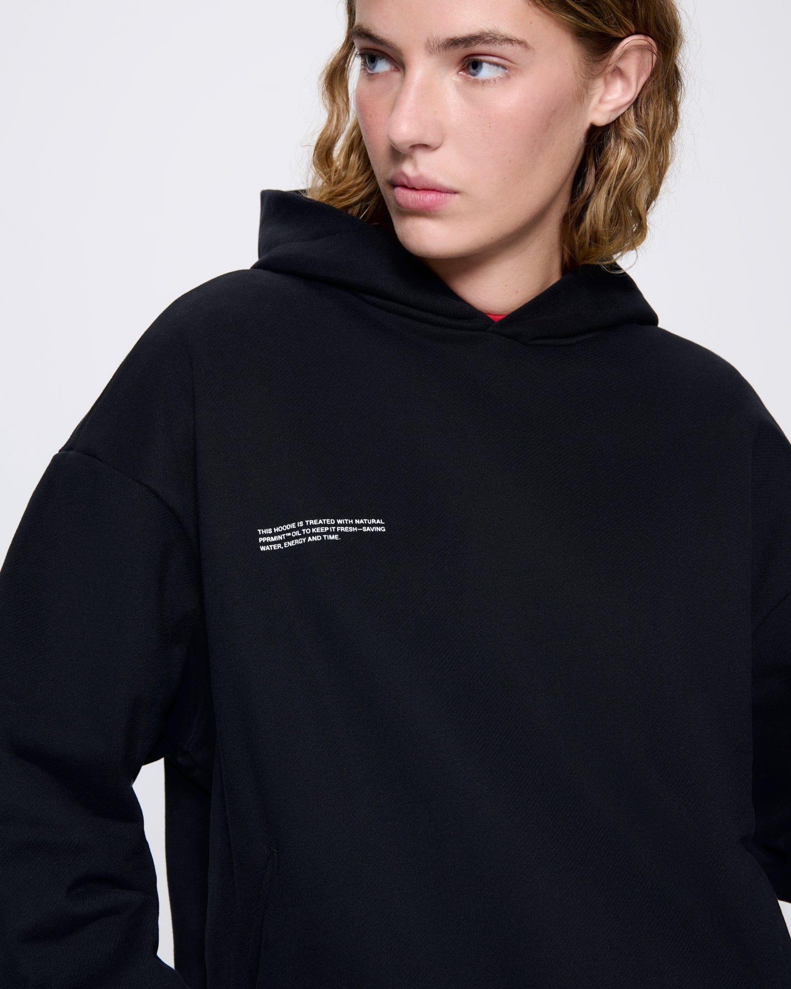 365_MIDWEIGHT_HOODIE_BLACK_WOMENS_DETAIL-MODEL