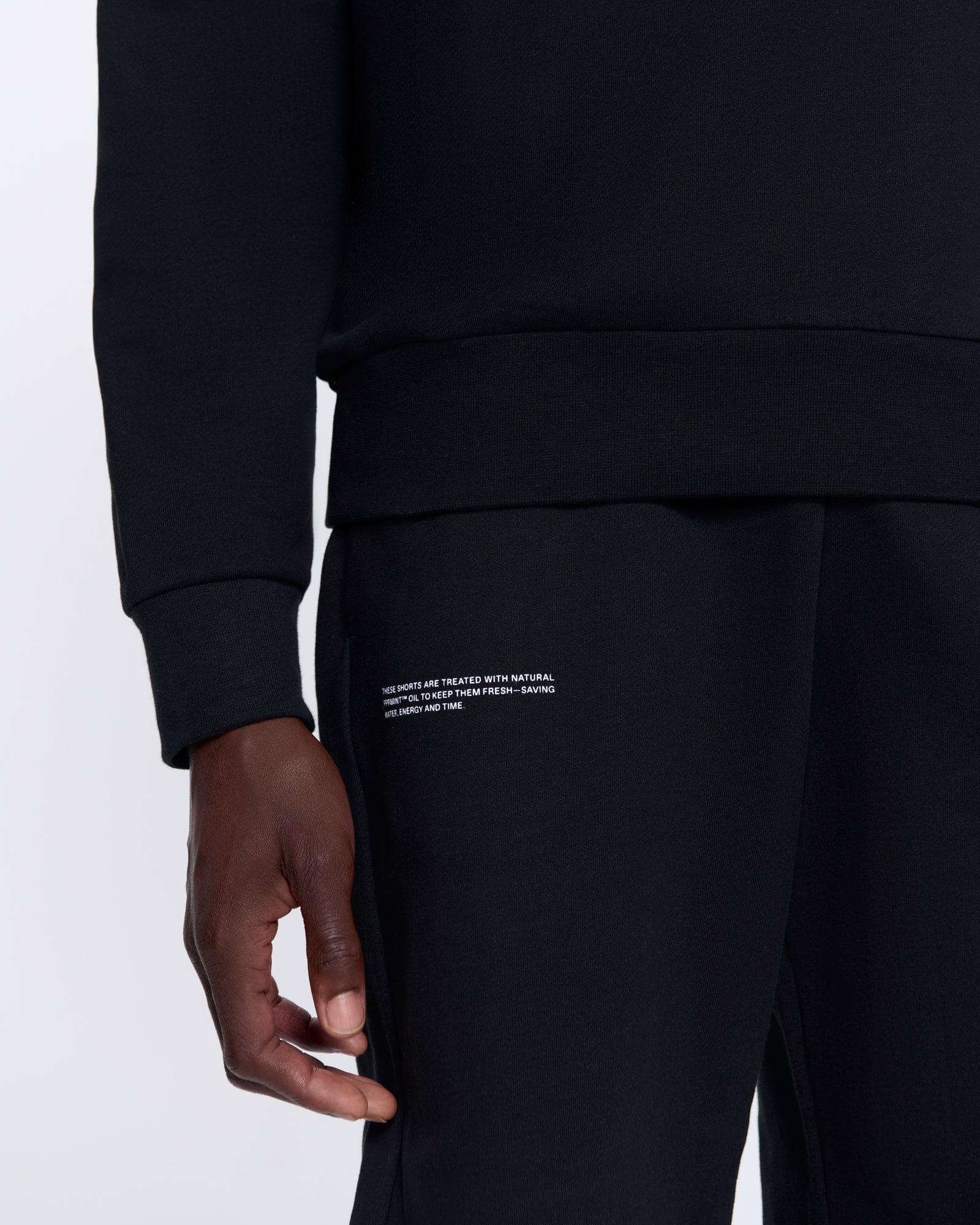 365_MIDWEIGHT_LONG_SHORTS_BLACK_MENS_DETAIL