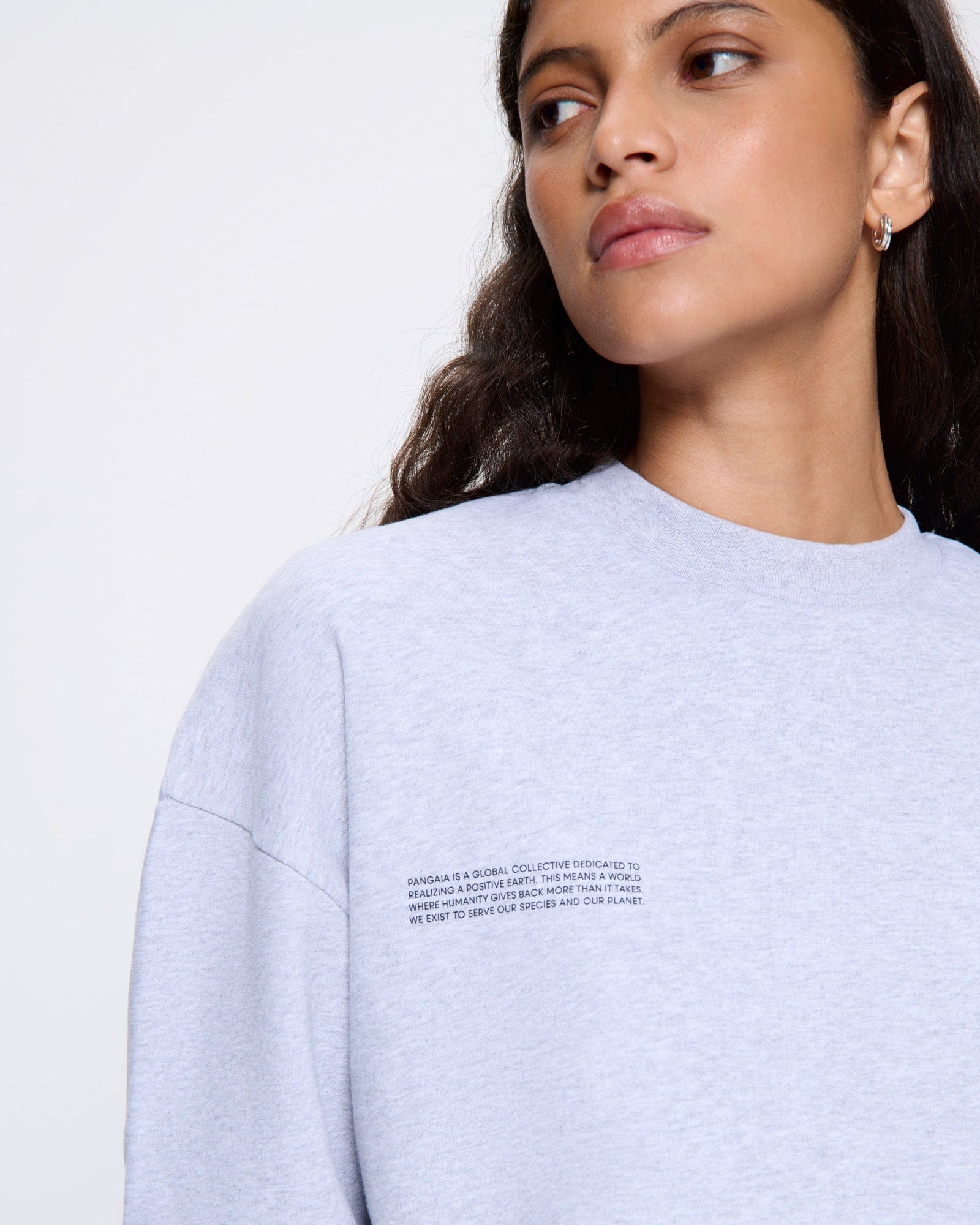 365_MIDWEIGHT_SWEATSHIRT_GREY-MARL_WOMENS_DETAIL-MODEL