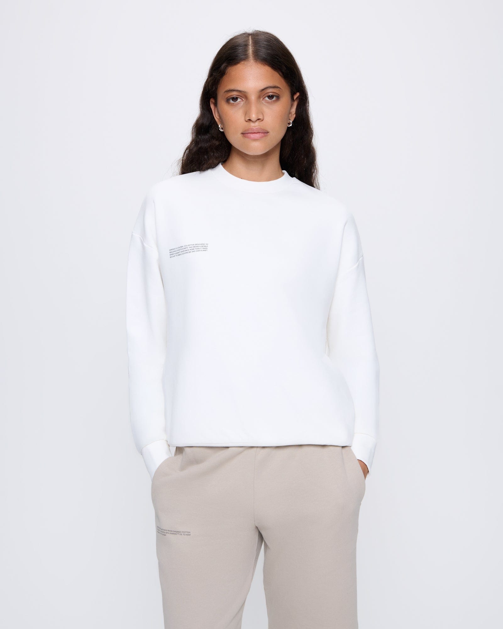 365_MIDWEIGHT_SWEATSHIRT_OFF-WHITE_WOMENS_FRONT-MODEL