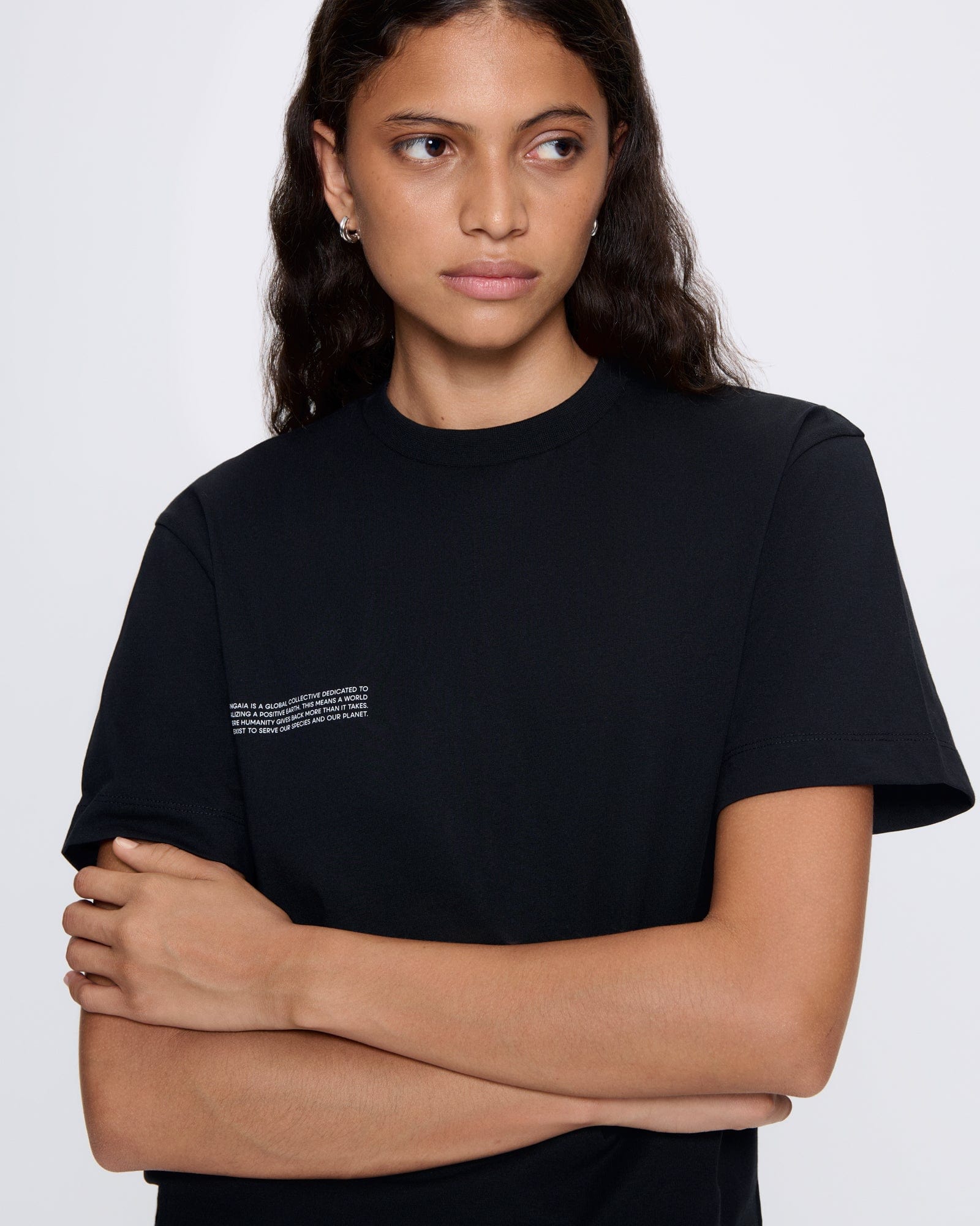 365_MIDWEIGHT_T-SHIRT_BLACK_WOMENS_DETAIL-MODEL