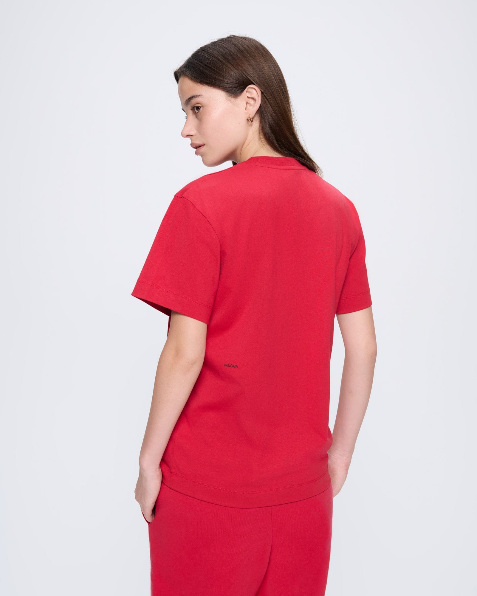 365_MIDWEIGHT_T-SHIRT_GOJI_RED_WOMENS_BACK-MODEL
