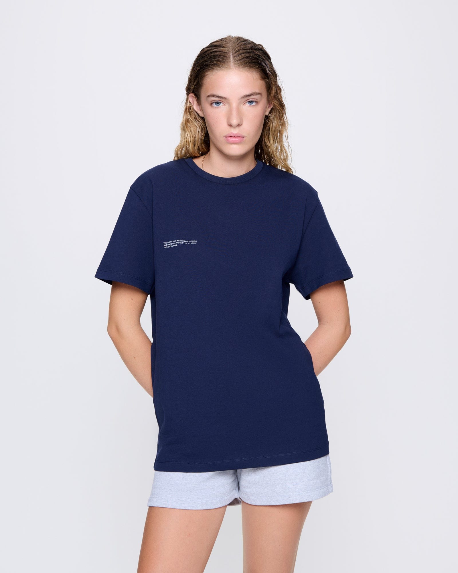365_MIDWEIGHT_T-SHIRT_NAVY_WOMENS_FRONT-MODEL