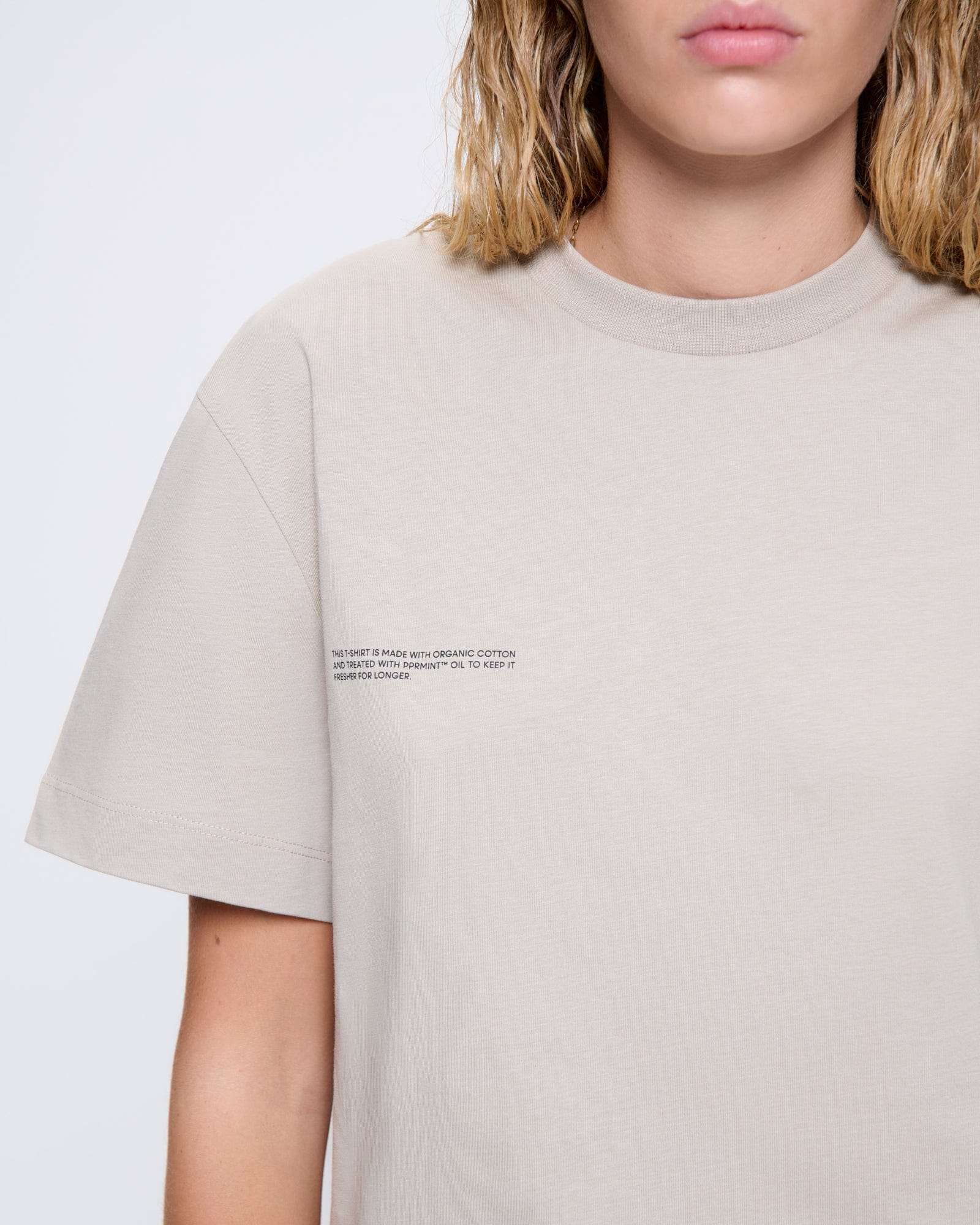 365_MIDWEIGHT_T-SHIRT_STONE_WOMENS_DETAIL-MODEL