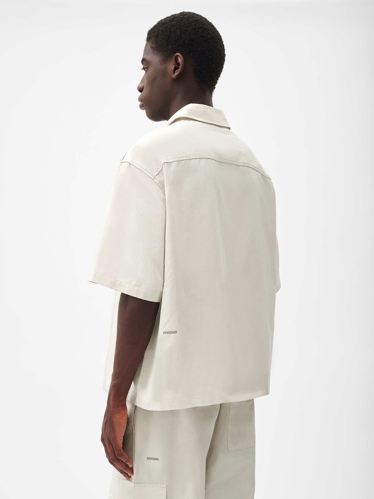 Cotton-Linen-Short-Sleeve-Shirt-Limestone-Model-Male-2
