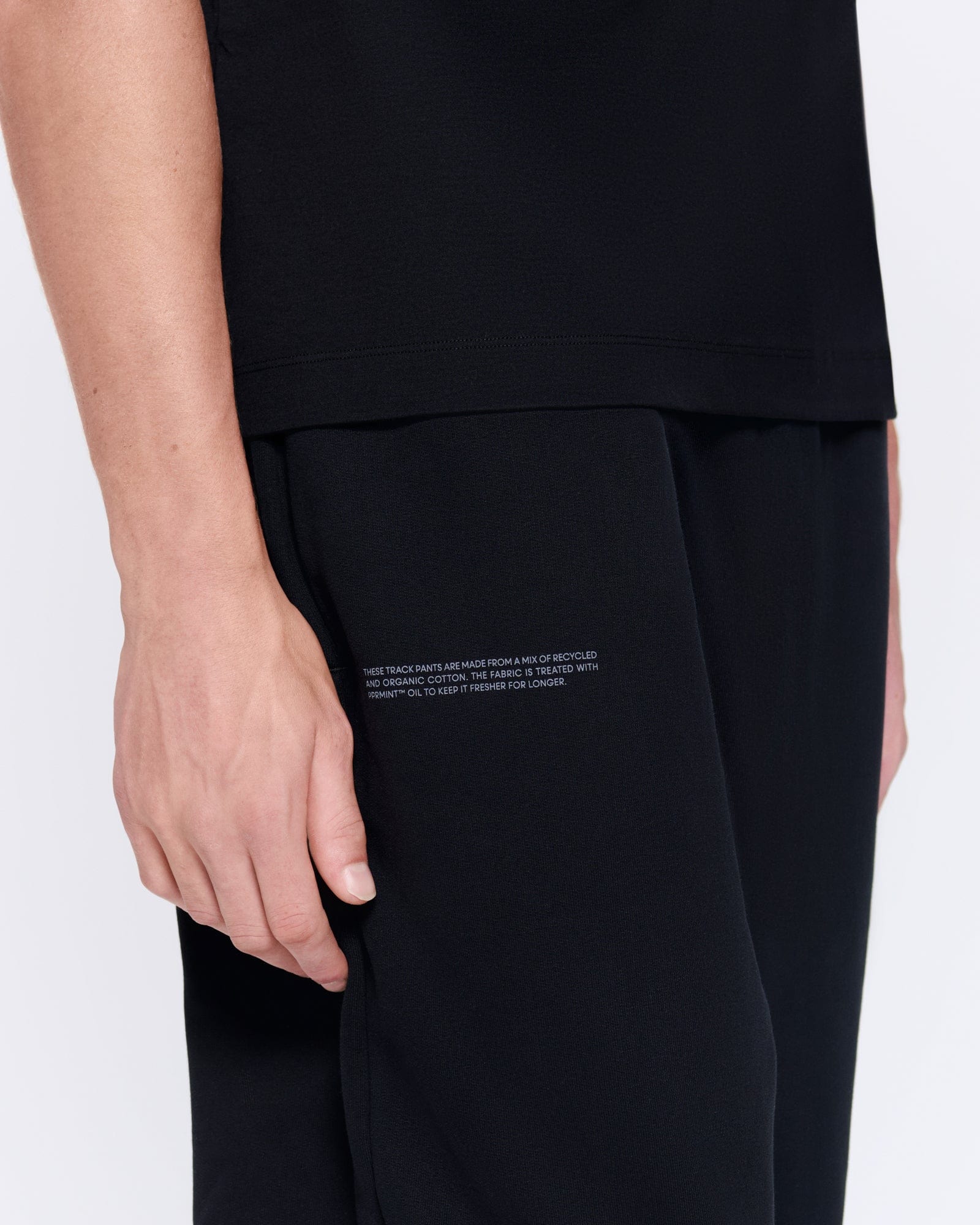 DNA_BARREL_LEG_TRACK_PANTS_BLACK_MENS_DETAIL