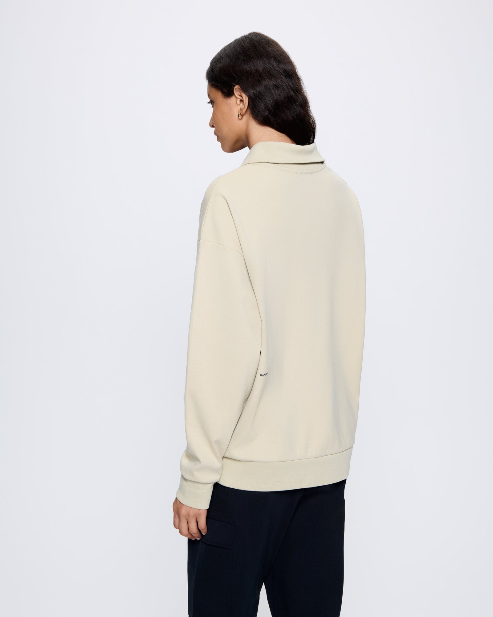 DNA_DOUBLE-JERSEY-HALF-ZIP-SWEATSHIRT_MAITAKE-BEIGE_WOMENS_BACk
