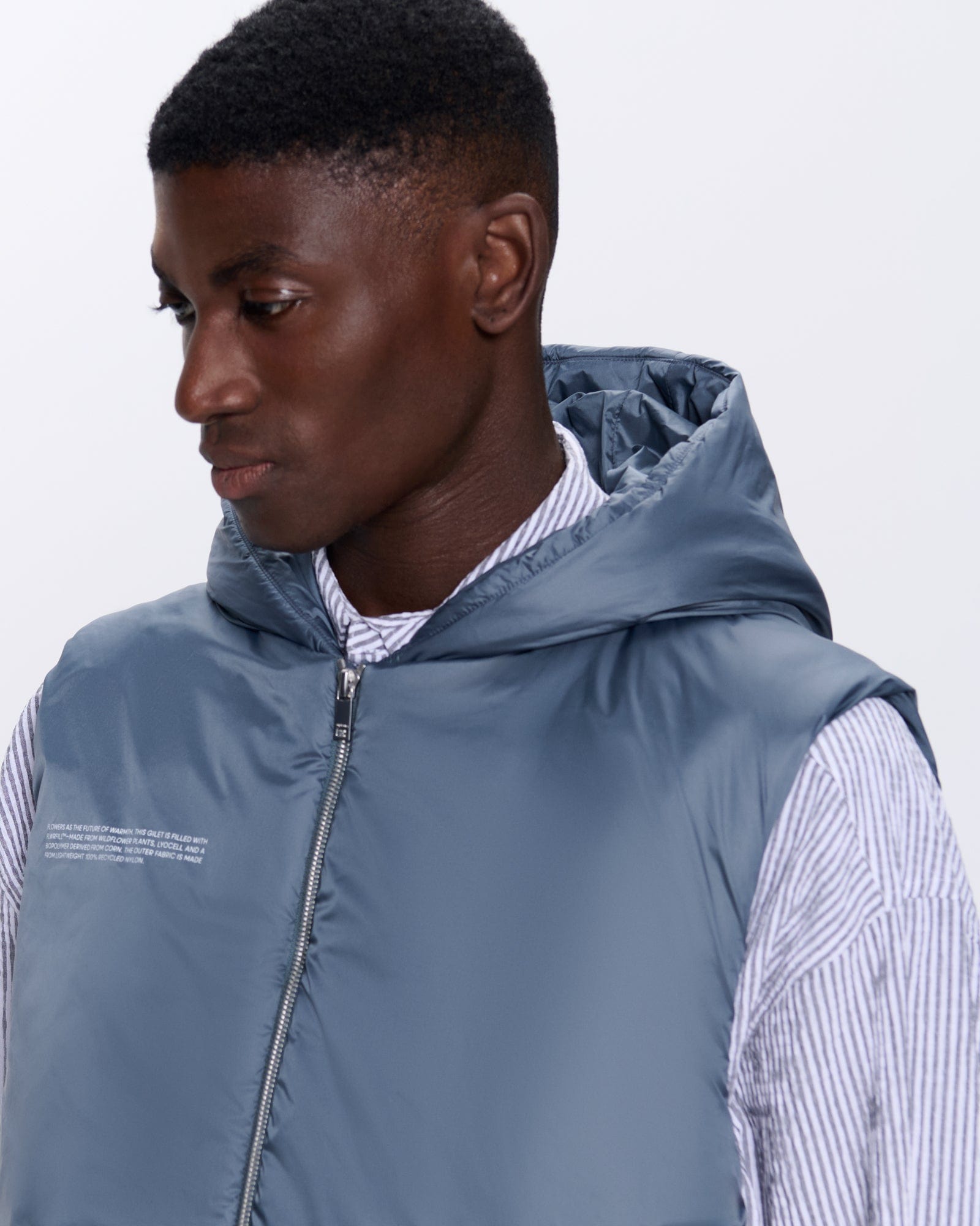 DNA_FOWER-WARMTH_GILET_ATMOSPHERE_GREY_MENS_DETAIL