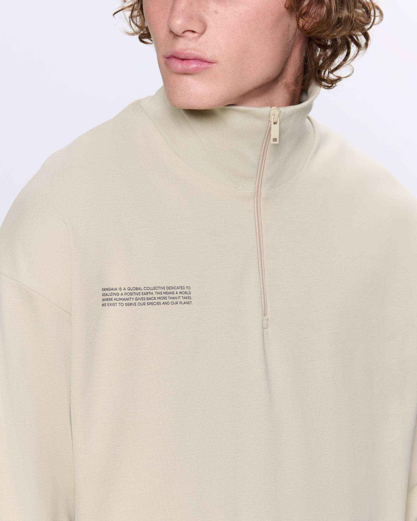 DNA_POLO_NECK_SWEATSHIRT_MEITAKE_BEIGE_MENS_DETAIL