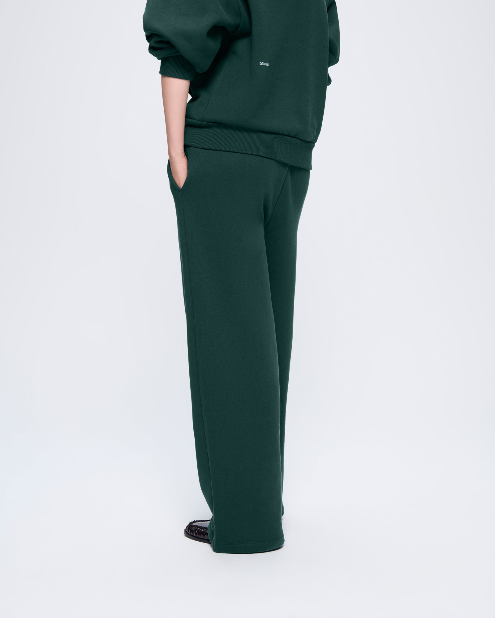 HEAVYWEIGHT-STRAIGHT-LEG_TRACK-PANTS_FOLIAGE-GREEN_WOMENS_DETAIL_Retouched