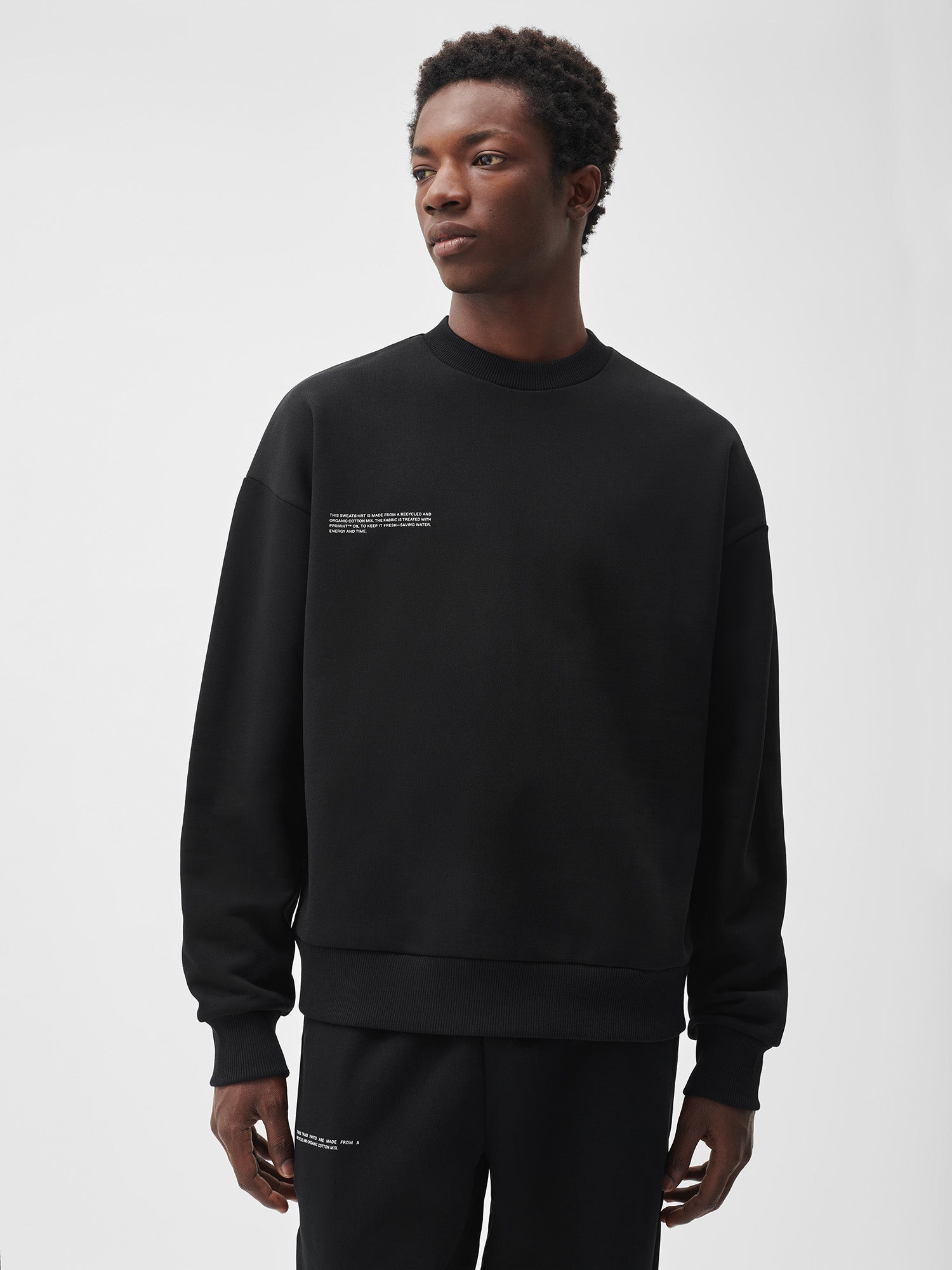 Signature-Sweatshirt-Black-Model-Male-1