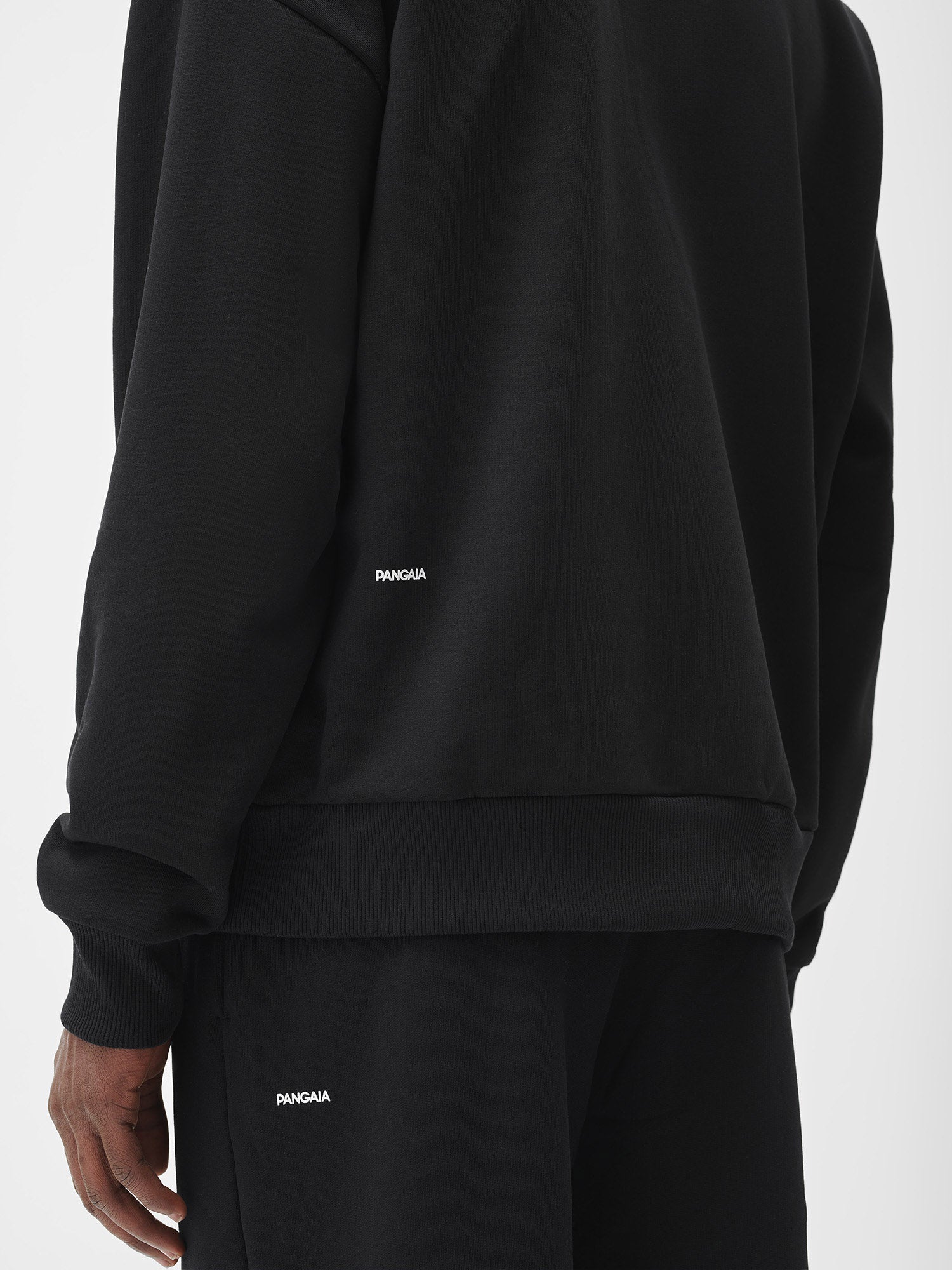 Signature-Sweatshirt-Black-Model-male-5