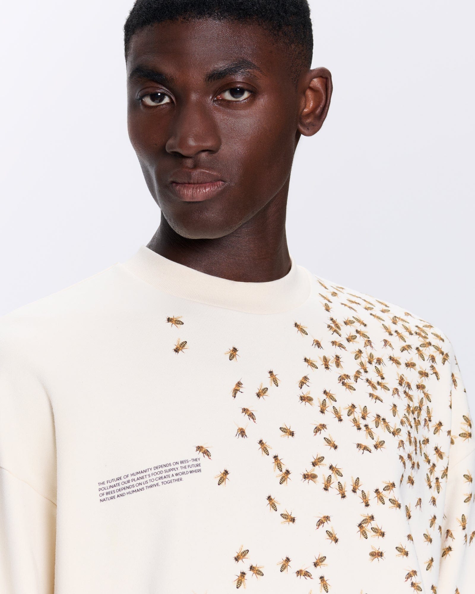 WORLD_BEE_DAY_SWEATSHIRT_MENS_DETAIL