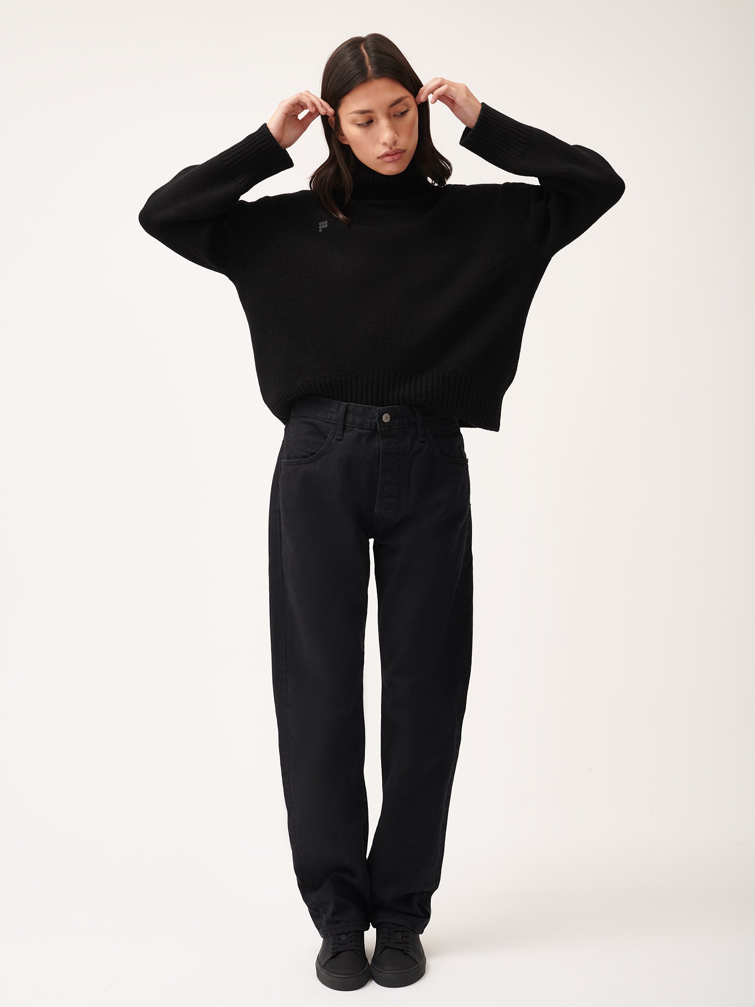 Recycled_Cashmere_Knit_Chunky_Turtleneck_Sweater_Black-female-4