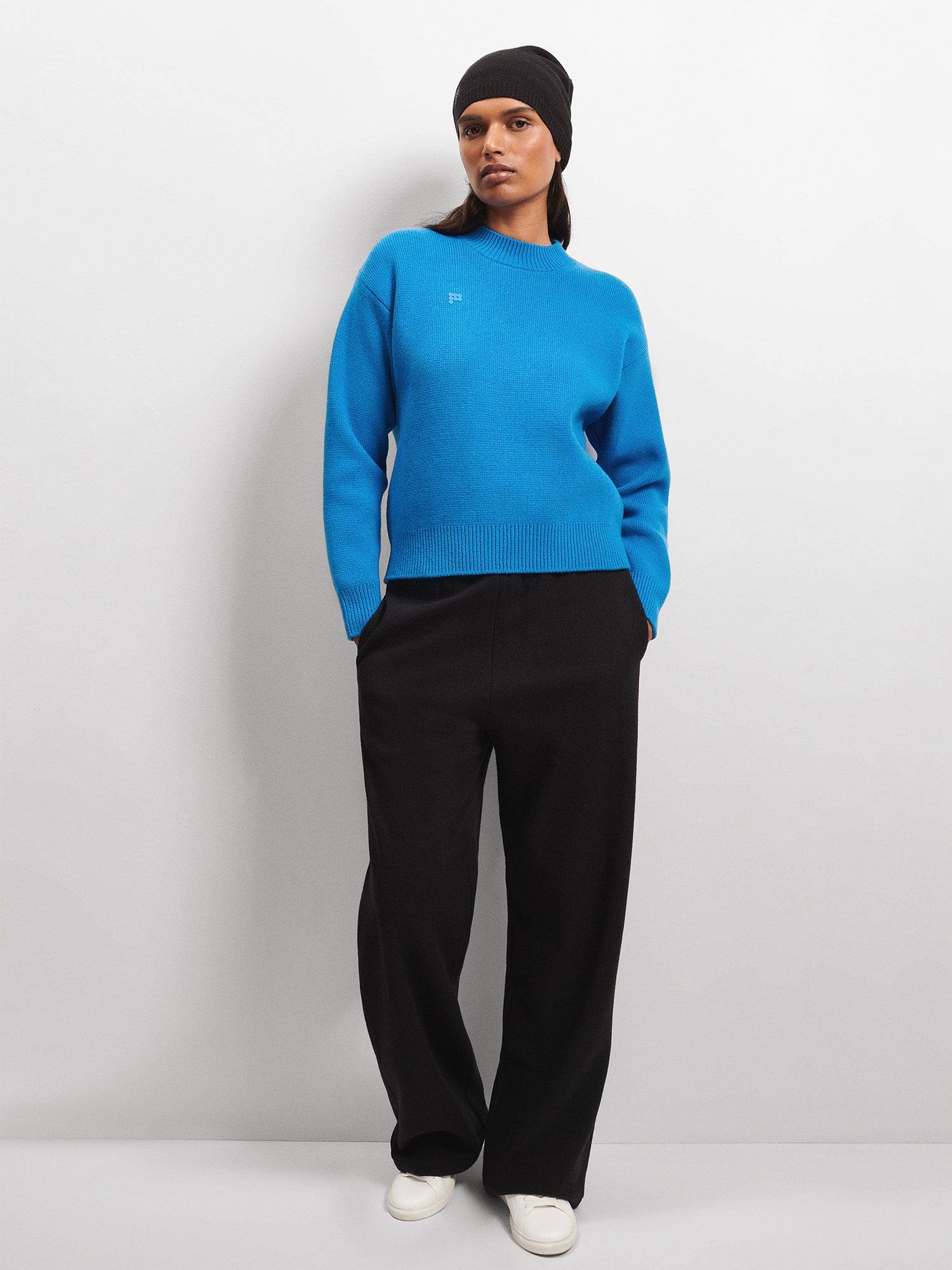 Recycled_Cashmere_Knit_Crew_NeckSweater_Cerulean_Blue-female-4
