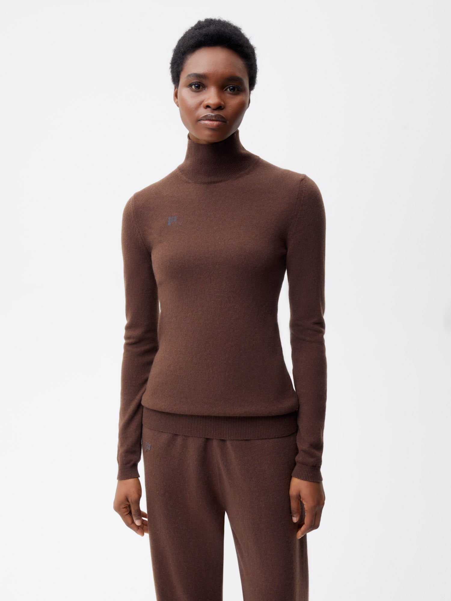 Women Recycled Cashmere Fitted Turtleneck Top—chestnut brown 